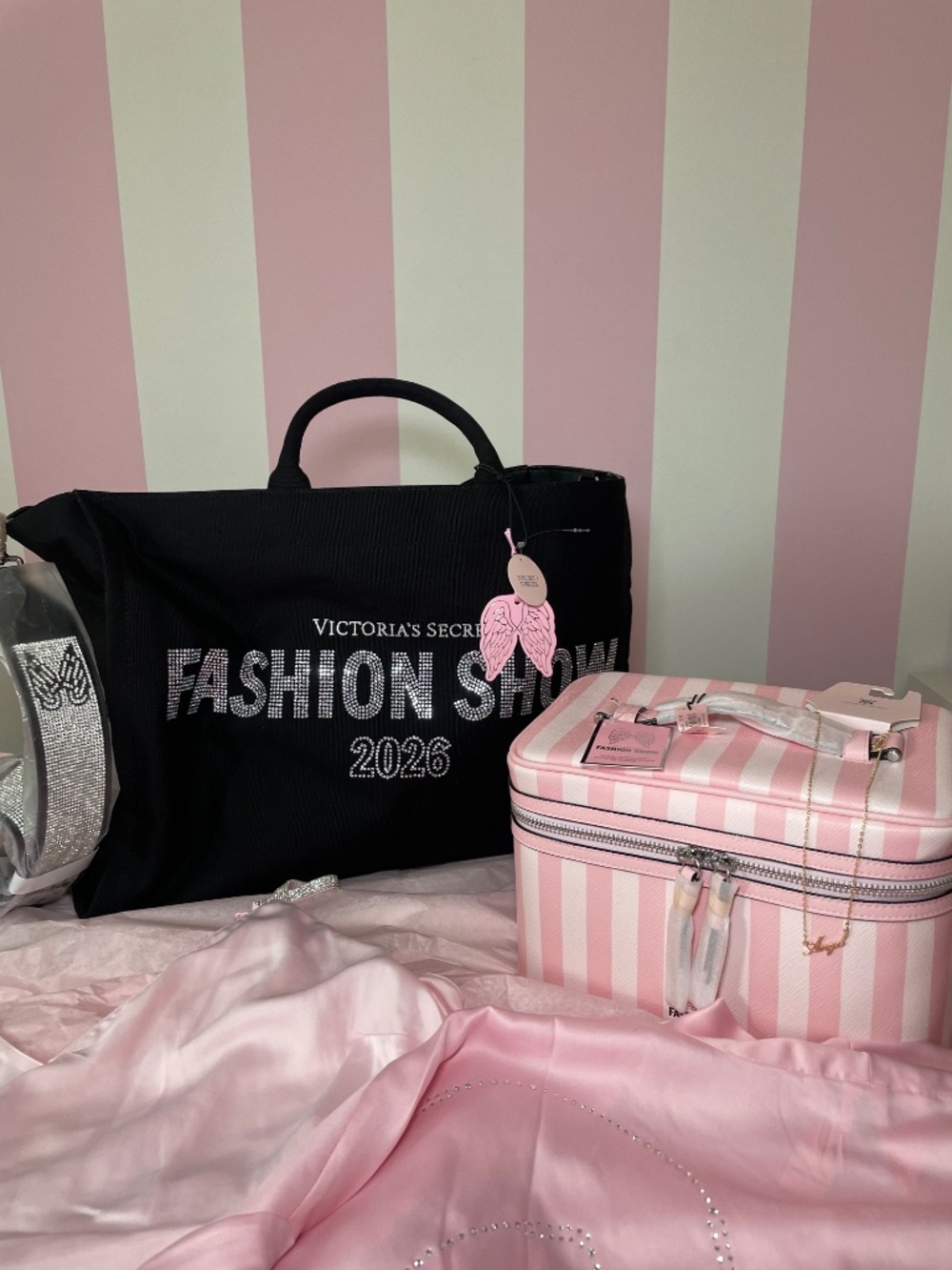 Victoria’s Secret Fashion Show Glam Kit - Picture 2 of 9
